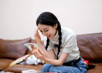 迪丽热巴扎双麻花辫精致
