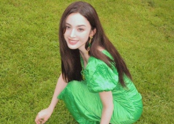 娜扎穿翠绿色连衣裙秀窈窕曲线 嘟嘴自拍灵动俏皮
