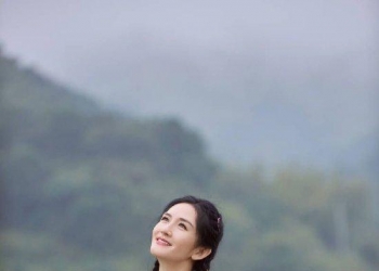 谢娜穿蓝上衣粉裤子元气满满 梳麻花辫俏皮又明媚