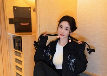杨幂双丸子麻花辫造型俏皮可爱 白色涂鸦打底T恤童趣满满
